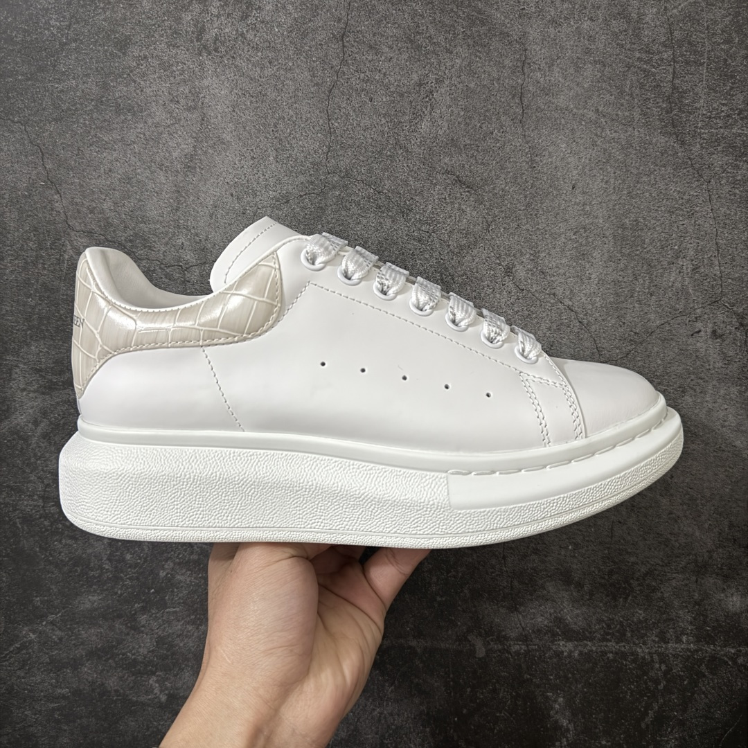 【HT纯原礼盒版】Alexander McQueen/亚历山大麦昆松糕鞋厚底增高小白鞋 米黄鳄鱼纹尾 全市场配色最齐(100+配色) 性价比最高 同价位品质无敌 进口丝绸亚光原版正品 水染羊皮内里 羊皮垫脚 回弹度到位 耐磨又舒适 鞋底厚4.5cm 全套原版包装 配件齐全 官方一致 凹凸定制正品原盒包装 右脚鞋舌嵌入防伪芯片装置 外盒鞋标官方二维码扫码+防伪芯片 尺码：35-45-选品中心