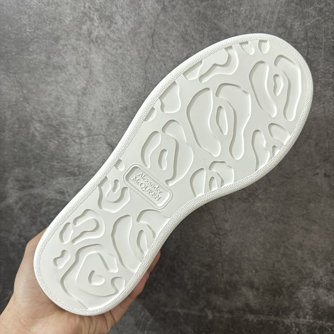 图片[9]-【HT纯原礼盒版】Alexander McQueen/亚历山大麦昆松糕鞋厚底增高小白鞋 米黄鳄鱼纹尾 全市场配色最齐(100+配色) 性价比最高 同价位品质无敌 进口丝绸亚光原版正品 水染羊皮内里 羊皮垫脚 回弹度到位 耐磨又舒适 鞋底厚4.5cm 全套原版包装 配件齐全 官方一致 凹凸定制正品原盒包装 右脚鞋舌嵌入防伪芯片装置 外盒鞋标官方二维码扫码+防伪芯片 尺码：35-45-选品中心