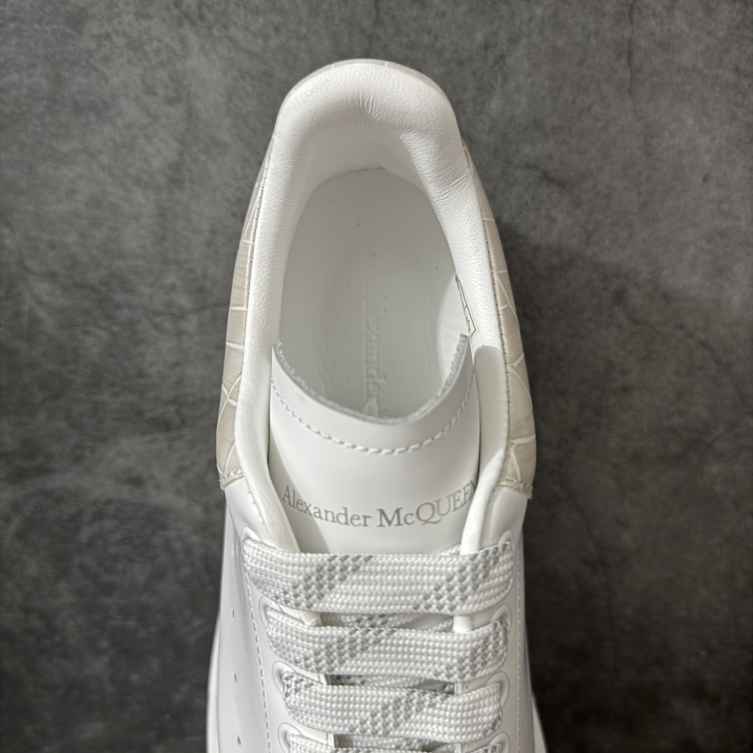 图片[8]-【HT纯原礼盒版】Alexander McQueen/亚历山大麦昆松糕鞋厚底增高小白鞋 米黄鳄鱼纹尾 全市场配色最齐(100+配色) 性价比最高 同价位品质无敌 进口丝绸亚光原版正品 水染羊皮内里 羊皮垫脚 回弹度到位 耐磨又舒适 鞋底厚4.5cm 全套原版包装 配件齐全 官方一致 凹凸定制正品原盒包装 右脚鞋舌嵌入防伪芯片装置 外盒鞋标官方二维码扫码+防伪芯片 尺码：35-45-选品中心