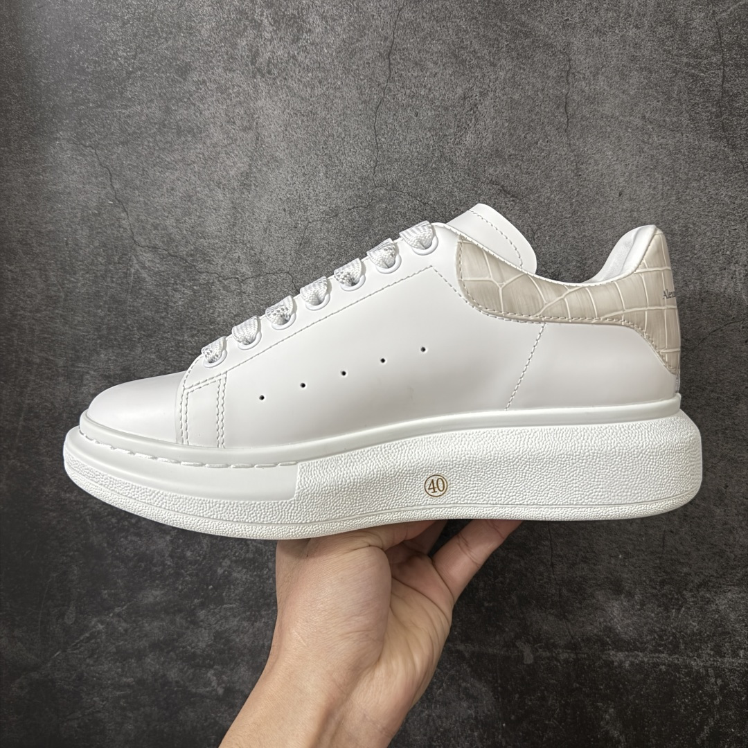 图片[2]-【HT纯原礼盒版】Alexander McQueen/亚历山大麦昆松糕鞋厚底增高小白鞋 米黄鳄鱼纹尾 全市场配色最齐(100+配色) 性价比最高 同价位品质无敌 进口丝绸亚光原版正品 水染羊皮内里 羊皮垫脚 回弹度到位 耐磨又舒适 鞋底厚4.5cm 全套原版包装 配件齐全 官方一致 凹凸定制正品原盒包装 右脚鞋舌嵌入防伪芯片装置 外盒鞋标官方二维码扫码+防伪芯片 尺码：35-45-选品中心