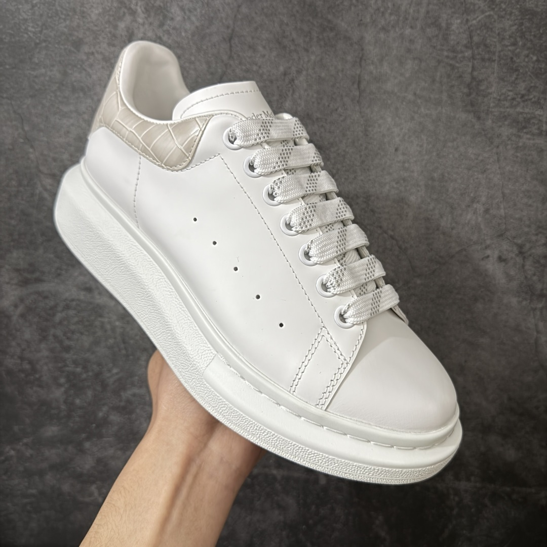 图片[3]-【HT纯原礼盒版】Alexander McQueen/亚历山大麦昆松糕鞋厚底增高小白鞋 米黄鳄鱼纹尾 全市场配色最齐(100+配色) 性价比最高 同价位品质无敌 进口丝绸亚光原版正品 水染羊皮内里 羊皮垫脚 回弹度到位 耐磨又舒适 鞋底厚4.5cm 全套原版包装 配件齐全 官方一致 凹凸定制正品原盒包装 右脚鞋舌嵌入防伪芯片装置 外盒鞋标官方二维码扫码+防伪芯片 尺码：35-45-选品中心