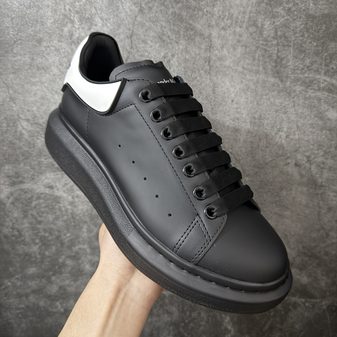 图片[3]-【HT纯原礼盒版】Alexander McQueen/亚历山大麦昆松糕鞋厚底增高小白鞋 黑白滴胶尾 全市场配色最齐(100+配色) 性价比最高 同价位品质无敌 进口丝绸亚光原版正品 水染羊皮内里 羊皮垫脚 回弹度到位 耐磨又舒适 鞋底厚4.5cm 全套原版包装 配件齐全 官方一致 凹凸定制正品原盒包装 右脚鞋舌嵌入防伪芯片装置 外盒鞋标官方二维码扫码+防伪芯片 尺码：40-45-选品中心