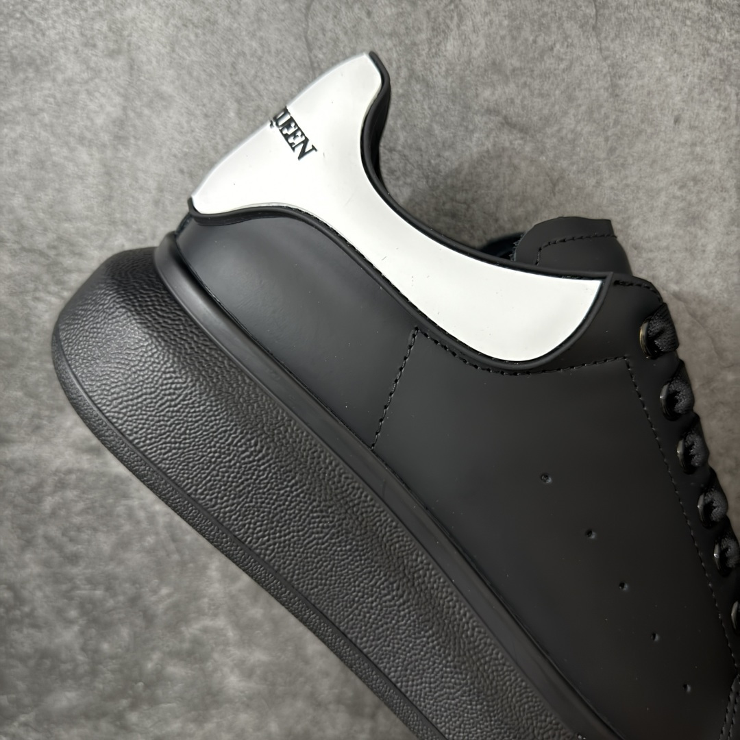 图片[7]-【HT纯原礼盒版】Alexander McQueen/亚历山大麦昆松糕鞋厚底增高小白鞋 黑白滴胶尾 全市场配色最齐(100+配色) 性价比最高 同价位品质无敌 进口丝绸亚光原版正品 水染羊皮内里 羊皮垫脚 回弹度到位 耐磨又舒适 鞋底厚4.5cm 全套原版包装 配件齐全 官方一致 凹凸定制正品原盒包装 右脚鞋舌嵌入防伪芯片装置 外盒鞋标官方二维码扫码+防伪芯片 尺码：40-45-选品中心