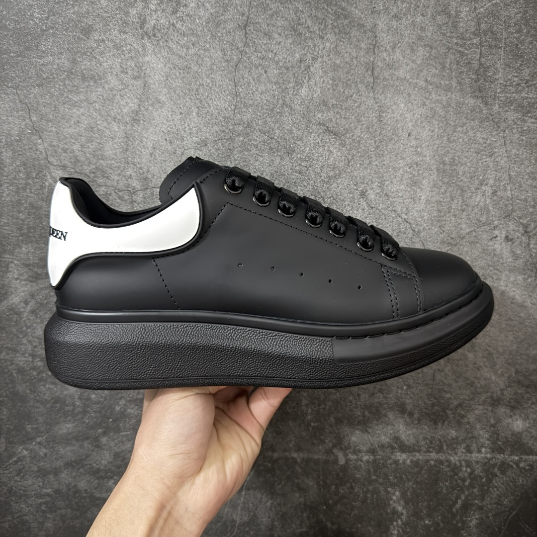 【HT纯原礼盒版】Alexander McQueen/亚历山大麦昆松糕鞋厚底增高小白鞋 黑白滴胶尾 全市场配色最齐(100+配色) 性价比最高 同价位品质无敌 进口丝绸亚光原版正品 水染羊皮内里 羊皮垫脚 回弹度到位 耐磨又舒适 鞋底厚4.5cm 全套原版包装 配件齐全 官方一致 凹凸定制正品原盒包装 右脚鞋舌嵌入防伪芯片装置 外盒鞋标官方二维码扫码+防伪芯片 尺码：40-45-选品中心
