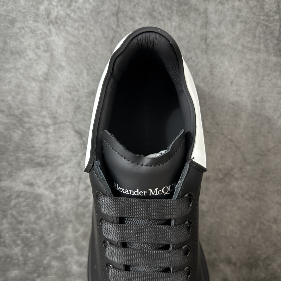 图片[8]-【HT纯原礼盒版】Alexander McQueen/亚历山大麦昆松糕鞋厚底增高小白鞋 黑白滴胶尾 全市场配色最齐(100+配色) 性价比最高 同价位品质无敌 进口丝绸亚光原版正品 水染羊皮内里 羊皮垫脚 回弹度到位 耐磨又舒适 鞋底厚4.5cm 全套原版包装 配件齐全 官方一致 凹凸定制正品原盒包装 右脚鞋舌嵌入防伪芯片装置 外盒鞋标官方二维码扫码+防伪芯片 尺码：40-45-选品中心