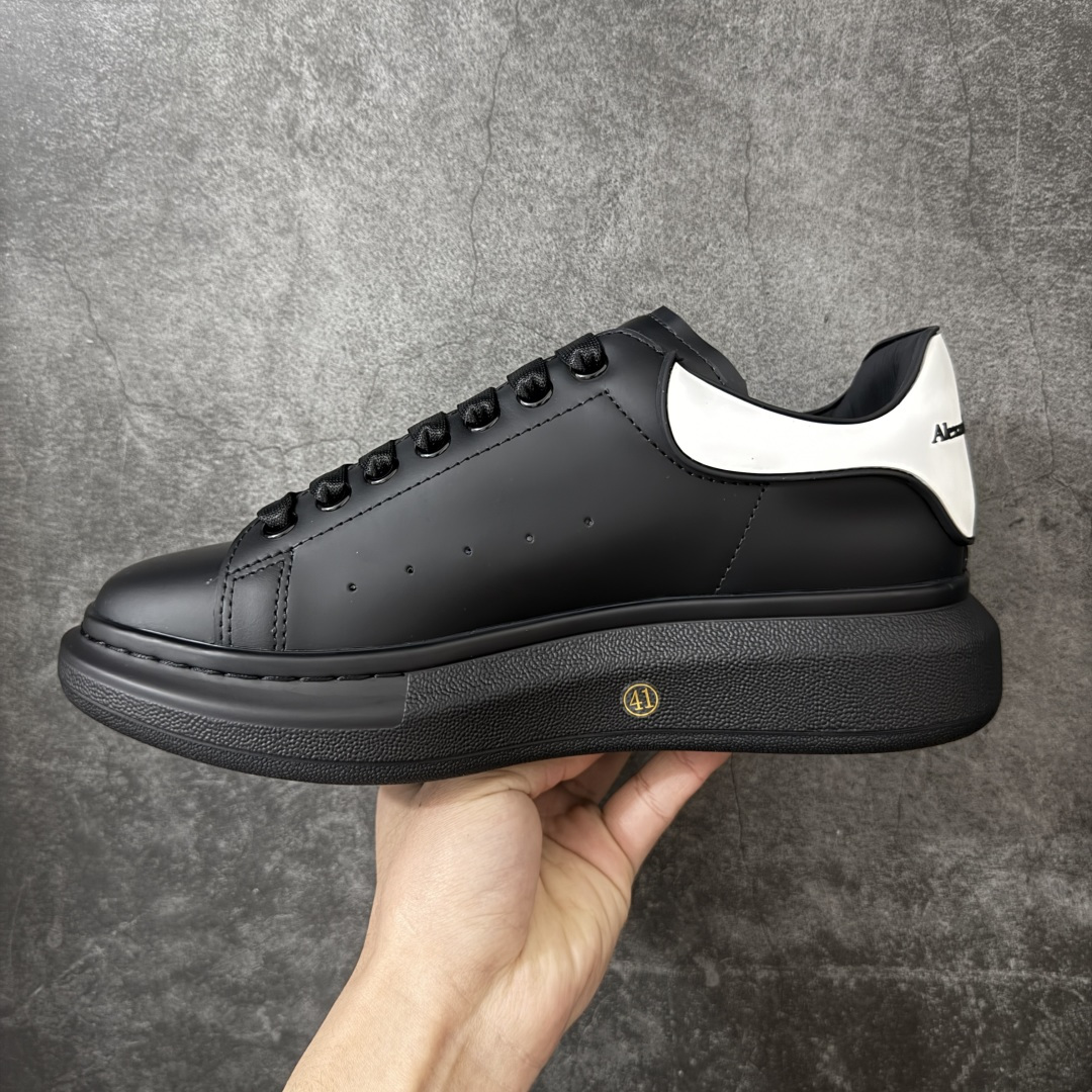 图片[2]-【HT纯原礼盒版】Alexander McQueen/亚历山大麦昆松糕鞋厚底增高小白鞋 黑白滴胶尾 全市场配色最齐(100+配色) 性价比最高 同价位品质无敌 进口丝绸亚光原版正品 水染羊皮内里 羊皮垫脚 回弹度到位 耐磨又舒适 鞋底厚4.5cm 全套原版包装 配件齐全 官方一致 凹凸定制正品原盒包装 右脚鞋舌嵌入防伪芯片装置 外盒鞋标官方二维码扫码+防伪芯片 尺码：40-45-选品中心