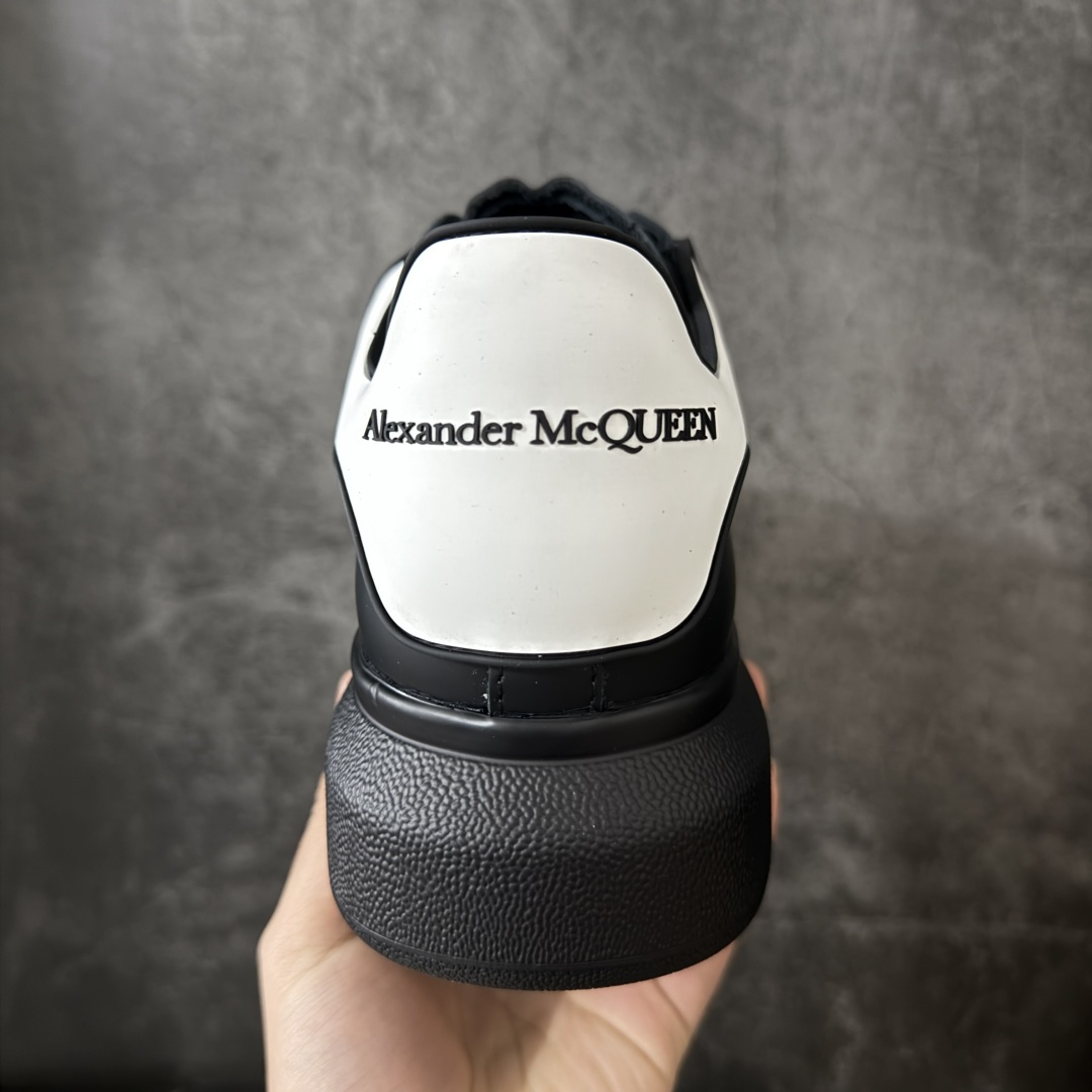 图片[4]-【HT纯原礼盒版】Alexander McQueen/亚历山大麦昆松糕鞋厚底增高小白鞋 黑白滴胶尾 全市场配色最齐(100+配色) 性价比最高 同价位品质无敌 进口丝绸亚光原版正品 水染羊皮内里 羊皮垫脚 回弹度到位 耐磨又舒适 鞋底厚4.5cm 全套原版包装 配件齐全 官方一致 凹凸定制正品原盒包装 右脚鞋舌嵌入防伪芯片装置 外盒鞋标官方二维码扫码+防伪芯片 尺码：40-45-选品中心