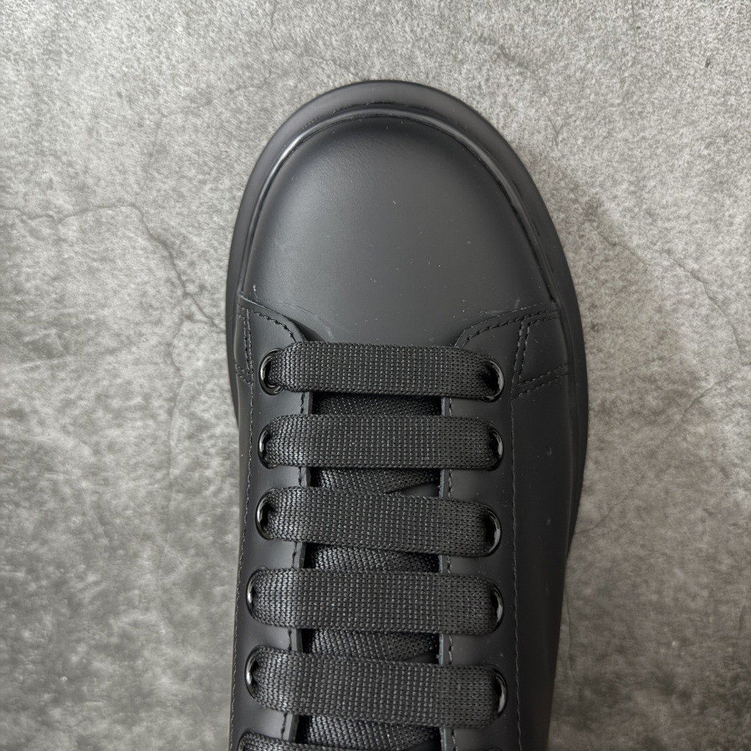 图片[5]-【HT纯原礼盒版】Alexander McQueen/亚历山大麦昆松糕鞋厚底增高小白鞋 黑白滴胶尾 全市场配色最齐(100+配色) 性价比最高 同价位品质无敌 进口丝绸亚光原版正品 水染羊皮内里 羊皮垫脚 回弹度到位 耐磨又舒适 鞋底厚4.5cm 全套原版包装 配件齐全 官方一致 凹凸定制正品原盒包装 右脚鞋舌嵌入防伪芯片装置 外盒鞋标官方二维码扫码+防伪芯片 尺码：40-45-选品中心