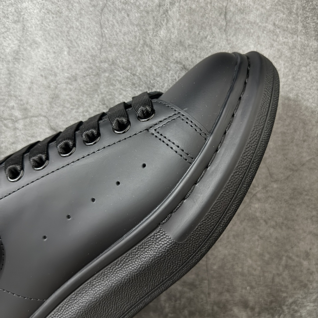 图片[6]-【HT纯原礼盒版】Alexander McQueen/亚历山大麦昆松糕鞋厚底增高小白鞋 黑白滴胶尾 全市场配色最齐(100+配色) 性价比最高 同价位品质无敌 进口丝绸亚光原版正品 水染羊皮内里 羊皮垫脚 回弹度到位 耐磨又舒适 鞋底厚4.5cm 全套原版包装 配件齐全 官方一致 凹凸定制正品原盒包装 右脚鞋舌嵌入防伪芯片装置 外盒鞋标官方二维码扫码+防伪芯片 尺码：40-45-选品中心