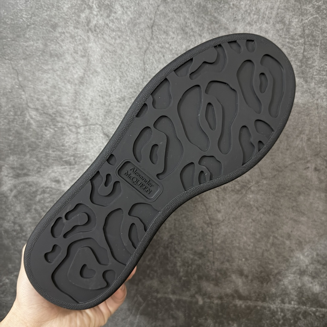 图片[9]-【HT纯原礼盒版】Alexander McQueen/亚历山大麦昆松糕鞋厚底增高小白鞋 黑白滴胶尾 全市场配色最齐(100+配色) 性价比最高 同价位品质无敌 进口丝绸亚光原版正品 水染羊皮内里 羊皮垫脚 回弹度到位 耐磨又舒适 鞋底厚4.5cm 全套原版包装 配件齐全 官方一致 凹凸定制正品原盒包装 右脚鞋舌嵌入防伪芯片装置 外盒鞋标官方二维码扫码+防伪芯片 尺码：40-45-选品中心