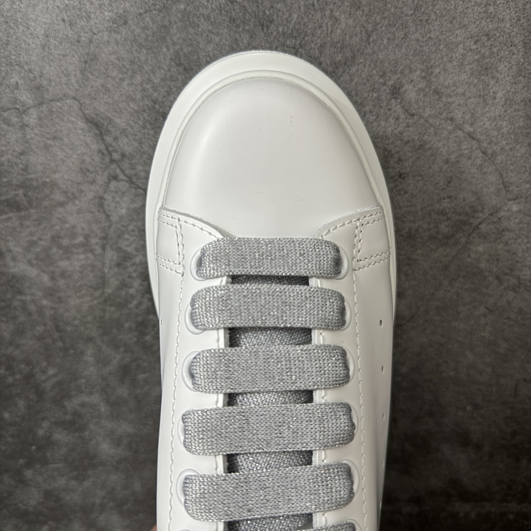 图片[5]-【HT纯原礼盒版】Alexander McQueen/亚历山大麦昆松糕鞋厚底增高小白鞋 亮片闪银尾 全市场配色最齐(100+配色) 性价比最高 同价位品质无敌 进口丝绸亚光原版正品 水染羊皮内里 羊皮垫脚 回弹度到位 耐磨又舒适 鞋底厚4.5cm 全套原版包装 配件齐全 官方一致 凹凸定制正品原盒包装 右脚鞋舌嵌入防伪芯片装置 外盒鞋标官方二维码扫码+防伪芯片 尺码：35-40-选品中心