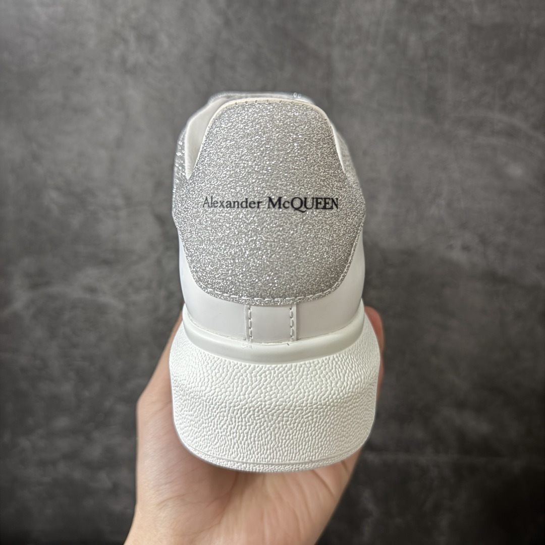 图片[4]-【HT纯原礼盒版】Alexander McQueen/亚历山大麦昆松糕鞋厚底增高小白鞋 亮片闪银尾 全市场配色最齐(100+配色) 性价比最高 同价位品质无敌 进口丝绸亚光原版正品 水染羊皮内里 羊皮垫脚 回弹度到位 耐磨又舒适 鞋底厚4.5cm 全套原版包装 配件齐全 官方一致 凹凸定制正品原盒包装 右脚鞋舌嵌入防伪芯片装置 外盒鞋标官方二维码扫码+防伪芯片 尺码：35-40-选品中心