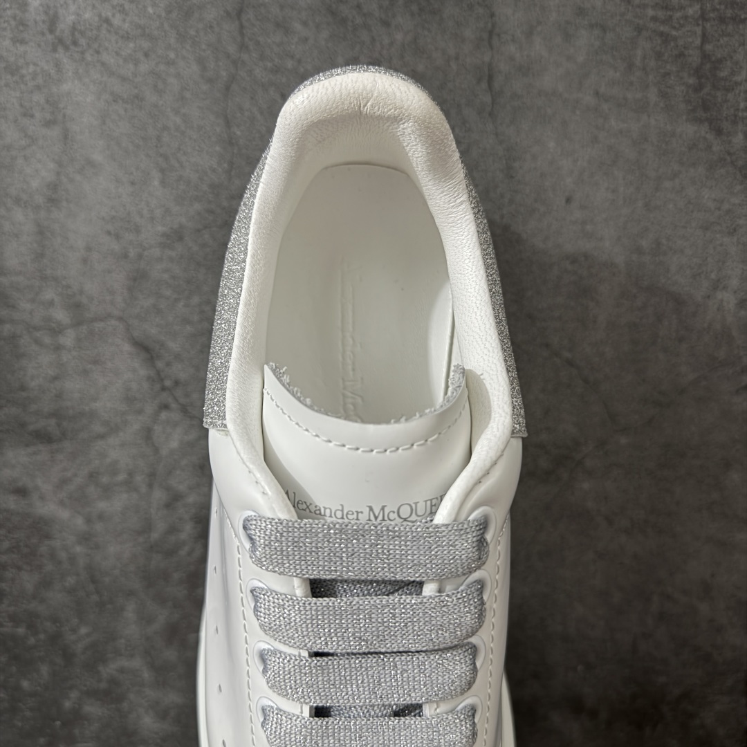 图片[8]-【HT纯原礼盒版】Alexander McQueen/亚历山大麦昆松糕鞋厚底增高小白鞋 亮片闪银尾 全市场配色最齐(100+配色) 性价比最高 同价位品质无敌 进口丝绸亚光原版正品 水染羊皮内里 羊皮垫脚 回弹度到位 耐磨又舒适 鞋底厚4.5cm 全套原版包装 配件齐全 官方一致 凹凸定制正品原盒包装 右脚鞋舌嵌入防伪芯片装置 外盒鞋标官方二维码扫码+防伪芯片 尺码：35-40-选品中心