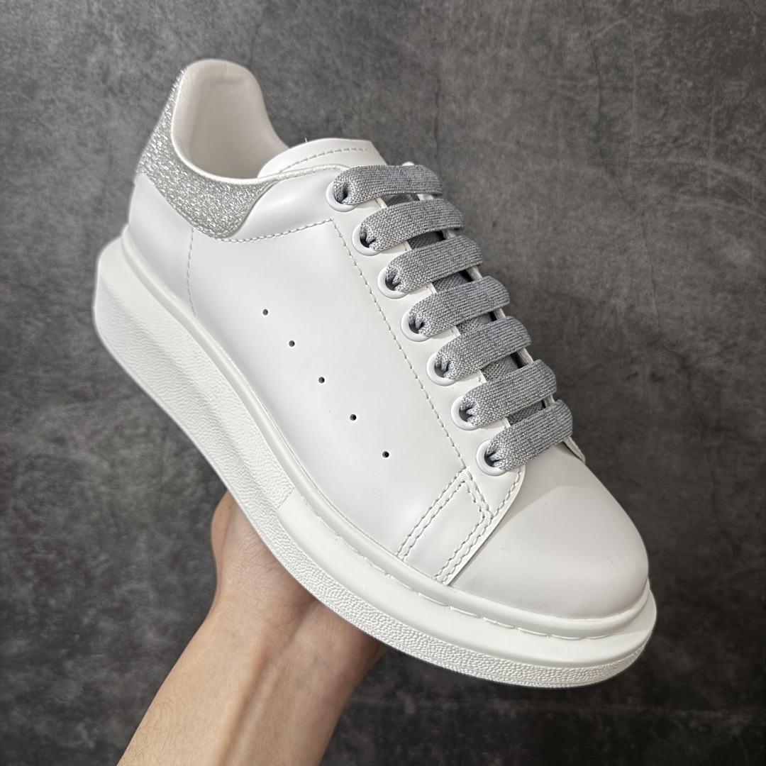 图片[3]-【HT纯原礼盒版】Alexander McQueen/亚历山大麦昆松糕鞋厚底增高小白鞋 亮片闪银尾 全市场配色最齐(100+配色) 性价比最高 同价位品质无敌 进口丝绸亚光原版正品 水染羊皮内里 羊皮垫脚 回弹度到位 耐磨又舒适 鞋底厚4.5cm 全套原版包装 配件齐全 官方一致 凹凸定制正品原盒包装 右脚鞋舌嵌入防伪芯片装置 外盒鞋标官方二维码扫码+防伪芯片 尺码：35-40-选品中心