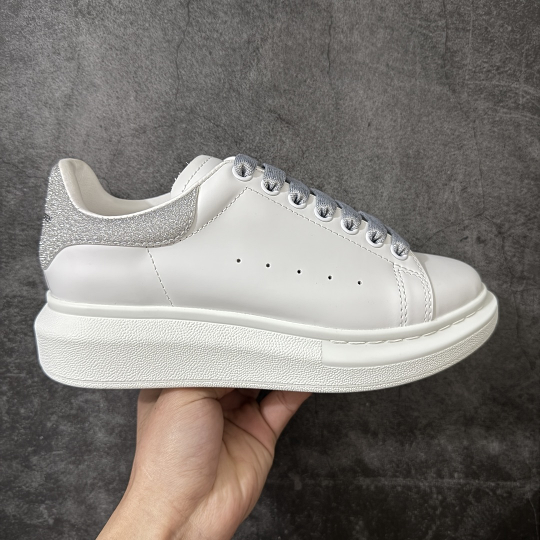 【HT纯原礼盒版】Alexander McQueen/亚历山大麦昆松糕鞋厚底增高小白鞋 亮片闪银尾 全市场配色最齐(100+配色) 性价比最高 同价位品质无敌 进口丝绸亚光原版正品 水染羊皮内里 羊皮垫脚 回弹度到位 耐磨又舒适 鞋底厚4.5cm 全套原版包装 配件齐全 官方一致 凹凸定制正品原盒包装 右脚鞋舌嵌入防伪芯片装置 外盒鞋标官方二维码扫码+防伪芯片 尺码：35-40-选品中心