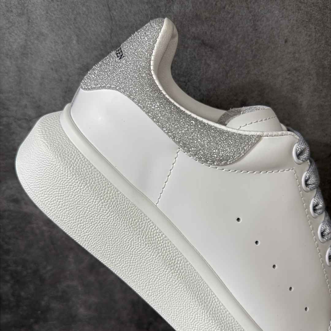 图片[7]-【HT纯原礼盒版】Alexander McQueen/亚历山大麦昆松糕鞋厚底增高小白鞋 亮片闪银尾 全市场配色最齐(100+配色) 性价比最高 同价位品质无敌 进口丝绸亚光原版正品 水染羊皮内里 羊皮垫脚 回弹度到位 耐磨又舒适 鞋底厚4.5cm 全套原版包装 配件齐全 官方一致 凹凸定制正品原盒包装 右脚鞋舌嵌入防伪芯片装置 外盒鞋标官方二维码扫码+防伪芯片 尺码：35-40-选品中心