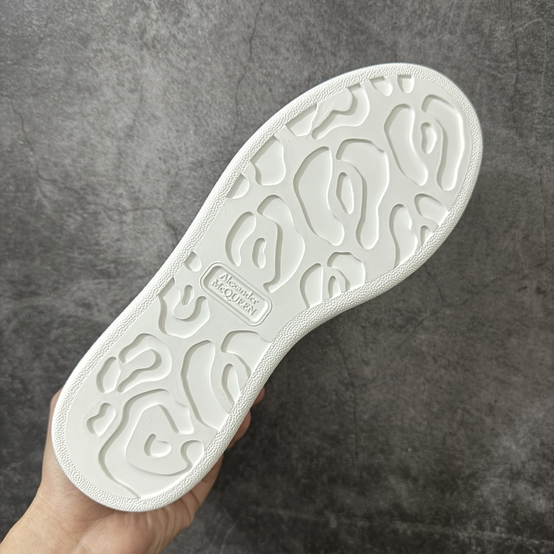 图片[9]-【HT纯原礼盒版】Alexander McQueen/亚历山大麦昆松糕鞋厚底增高小白鞋 亮片闪银尾 全市场配色最齐(100+配色) 性价比最高 同价位品质无敌 进口丝绸亚光原版正品 水染羊皮内里 羊皮垫脚 回弹度到位 耐磨又舒适 鞋底厚4.5cm 全套原版包装 配件齐全 官方一致 凹凸定制正品原盒包装 右脚鞋舌嵌入防伪芯片装置 外盒鞋标官方二维码扫码+防伪芯片 尺码：35-40-选品中心