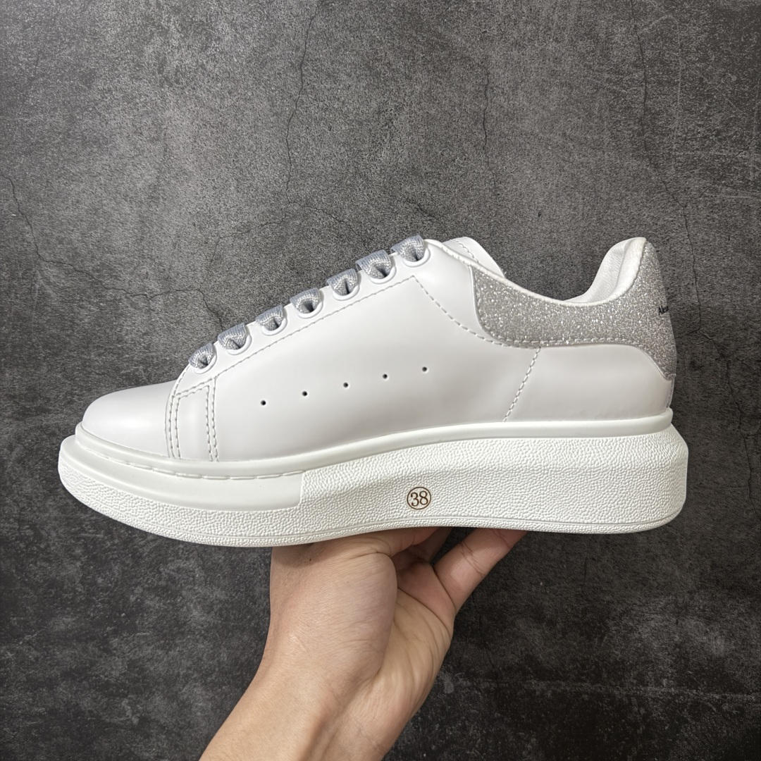 图片[2]-【HT纯原礼盒版】Alexander McQueen/亚历山大麦昆松糕鞋厚底增高小白鞋 亮片闪银尾 全市场配色最齐(100+配色) 性价比最高 同价位品质无敌 进口丝绸亚光原版正品 水染羊皮内里 羊皮垫脚 回弹度到位 耐磨又舒适 鞋底厚4.5cm 全套原版包装 配件齐全 官方一致 凹凸定制正品原盒包装 右脚鞋舌嵌入防伪芯片装置 外盒鞋标官方二维码扫码+防伪芯片 尺码：35-40-选品中心