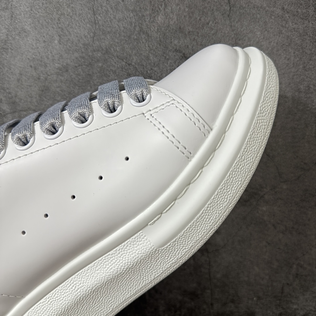 图片[6]-【HT纯原礼盒版】Alexander McQueen/亚历山大麦昆松糕鞋厚底增高小白鞋 亮片闪银尾 全市场配色最齐(100+配色) 性价比最高 同价位品质无敌 进口丝绸亚光原版正品 水染羊皮内里 羊皮垫脚 回弹度到位 耐磨又舒适 鞋底厚4.5cm 全套原版包装 配件齐全 官方一致 凹凸定制正品原盒包装 右脚鞋舌嵌入防伪芯片装置 外盒鞋标官方二维码扫码+防伪芯片 尺码：35-40-选品中心