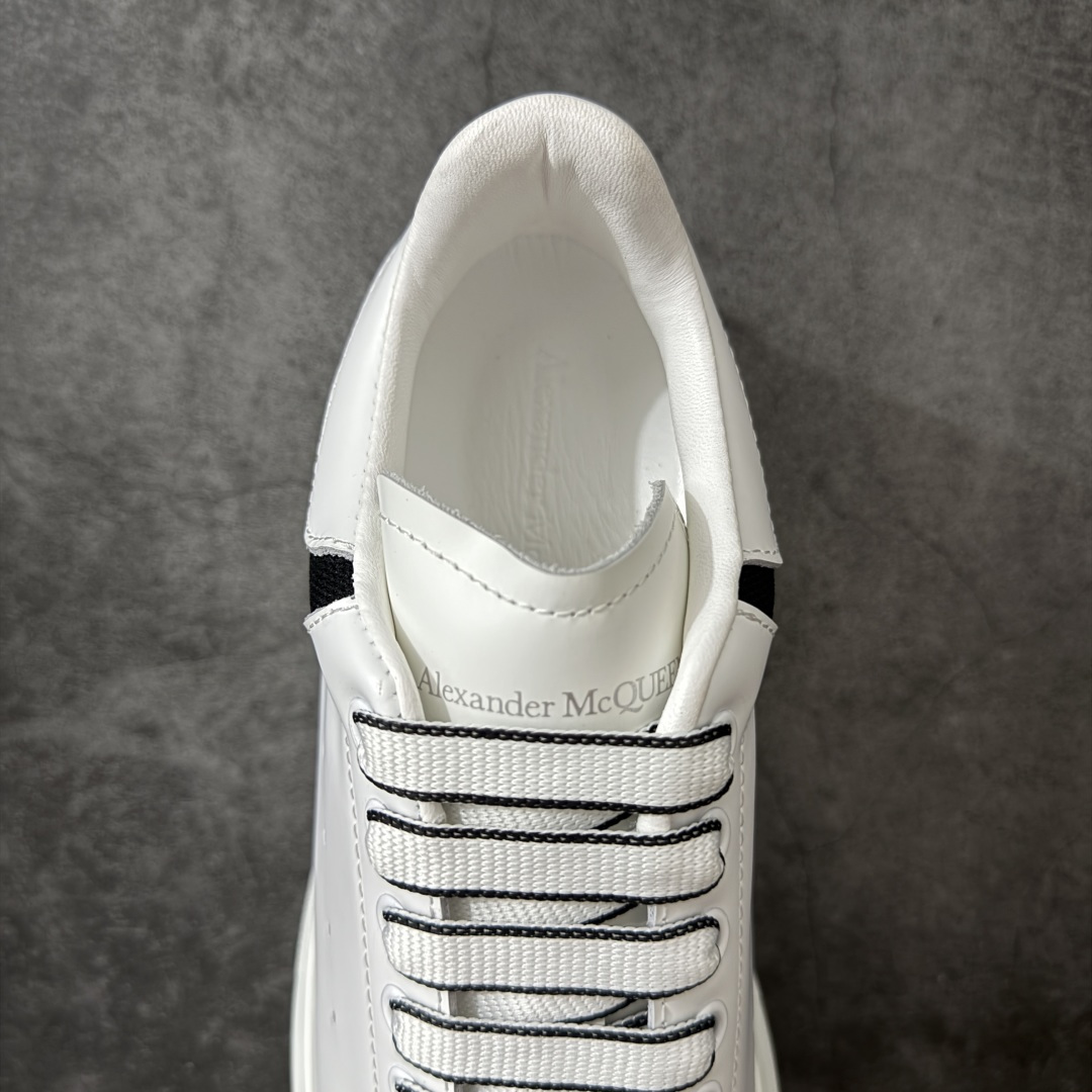 图片[8]-【HT纯原礼盒版】Alexander McQueen/亚历山大麦昆松糕鞋厚底增高小白鞋 白黑网条尾 全市场配色最齐(100+配色) 性价比最高 同价位品质无敌 进口丝绸亚光原版正品 水染羊皮内里 羊皮垫脚 回弹度到位 耐磨又舒适 鞋底厚4.5cm 全套原版包装 配件齐全 官方一致 凹凸定制正品原盒包装 右脚鞋舌嵌入防伪芯片装置 外盒鞋标官方二维码扫码+防伪芯片 尺码：35-45-选品中心