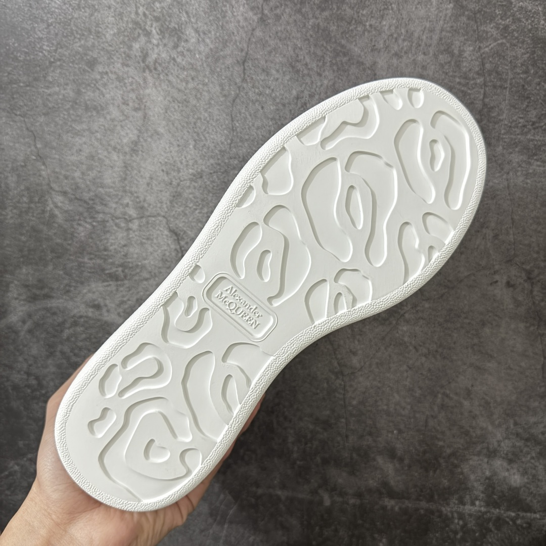 图片[9]-【HT纯原礼盒版】Alexander McQueen/亚历山大麦昆松糕鞋厚底增高小白鞋 白黑网条尾 全市场配色最齐(100+配色) 性价比最高 同价位品质无敌 进口丝绸亚光原版正品 水染羊皮内里 羊皮垫脚 回弹度到位 耐磨又舒适 鞋底厚4.5cm 全套原版包装 配件齐全 官方一致 凹凸定制正品原盒包装 右脚鞋舌嵌入防伪芯片装置 外盒鞋标官方二维码扫码+防伪芯片 尺码：35-45-选品中心