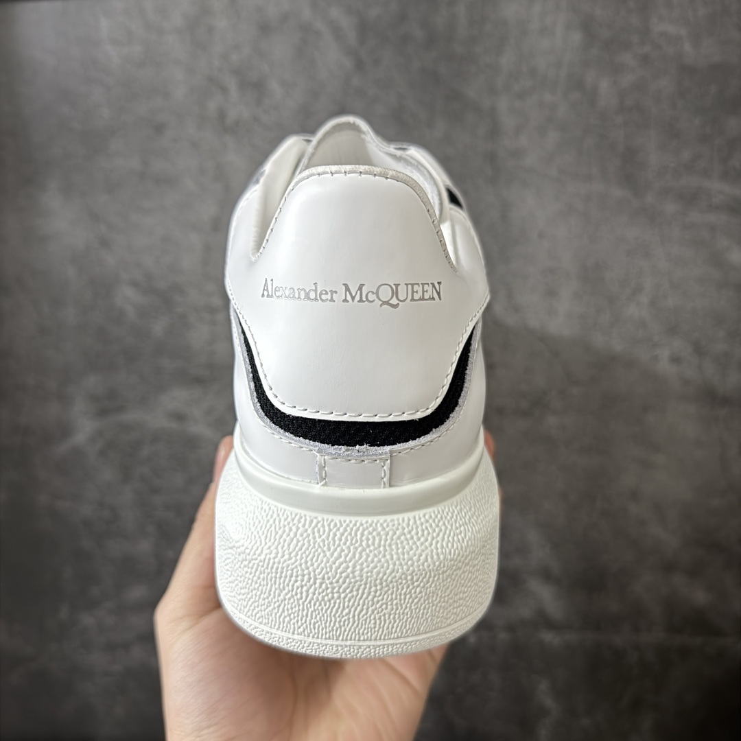 图片[3]-【HT纯原礼盒版】Alexander McQueen/亚历山大麦昆松糕鞋厚底增高小白鞋 白黑网条尾 全市场配色最齐(100+配色) 性价比最高 同价位品质无敌 进口丝绸亚光原版正品 水染羊皮内里 羊皮垫脚 回弹度到位 耐磨又舒适 鞋底厚4.5cm 全套原版包装 配件齐全 官方一致 凹凸定制正品原盒包装 右脚鞋舌嵌入防伪芯片装置 外盒鞋标官方二维码扫码+防伪芯片 尺码：35-45-选品中心