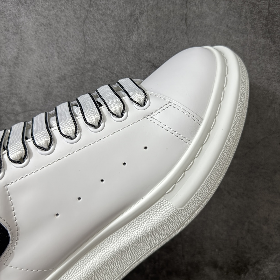 图片[6]-【HT纯原礼盒版】Alexander McQueen/亚历山大麦昆松糕鞋厚底增高小白鞋 白黑网条尾 全市场配色最齐(100+配色) 性价比最高 同价位品质无敌 进口丝绸亚光原版正品 水染羊皮内里 羊皮垫脚 回弹度到位 耐磨又舒适 鞋底厚4.5cm 全套原版包装 配件齐全 官方一致 凹凸定制正品原盒包装 右脚鞋舌嵌入防伪芯片装置 外盒鞋标官方二维码扫码+防伪芯片 尺码：35-45-选品中心