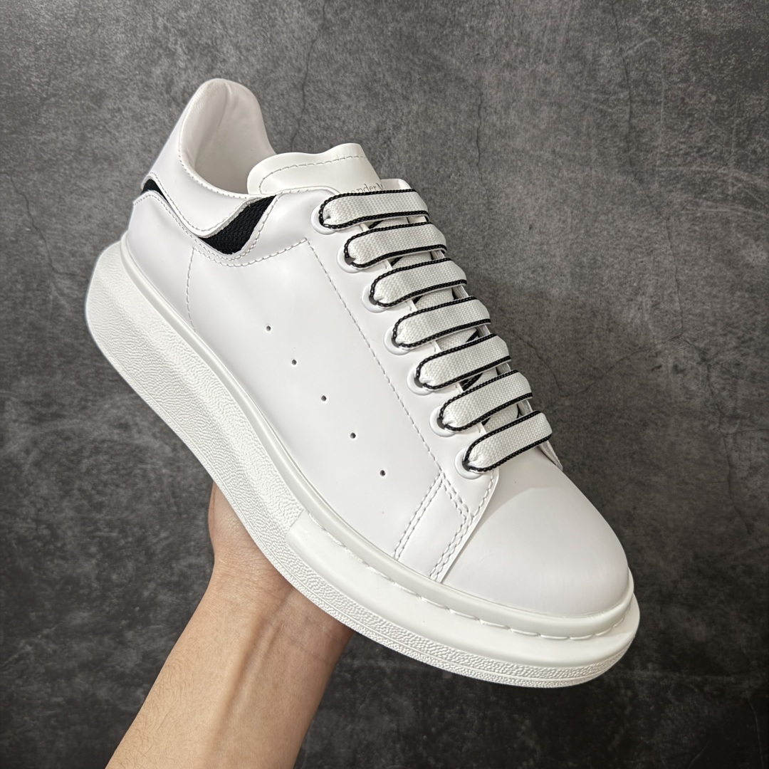图片[4]-【HT纯原礼盒版】Alexander McQueen/亚历山大麦昆松糕鞋厚底增高小白鞋 白黑网条尾 全市场配色最齐(100+配色) 性价比最高 同价位品质无敌 进口丝绸亚光原版正品 水染羊皮内里 羊皮垫脚 回弹度到位 耐磨又舒适 鞋底厚4.5cm 全套原版包装 配件齐全 官方一致 凹凸定制正品原盒包装 右脚鞋舌嵌入防伪芯片装置 外盒鞋标官方二维码扫码+防伪芯片 尺码：35-45-选品中心