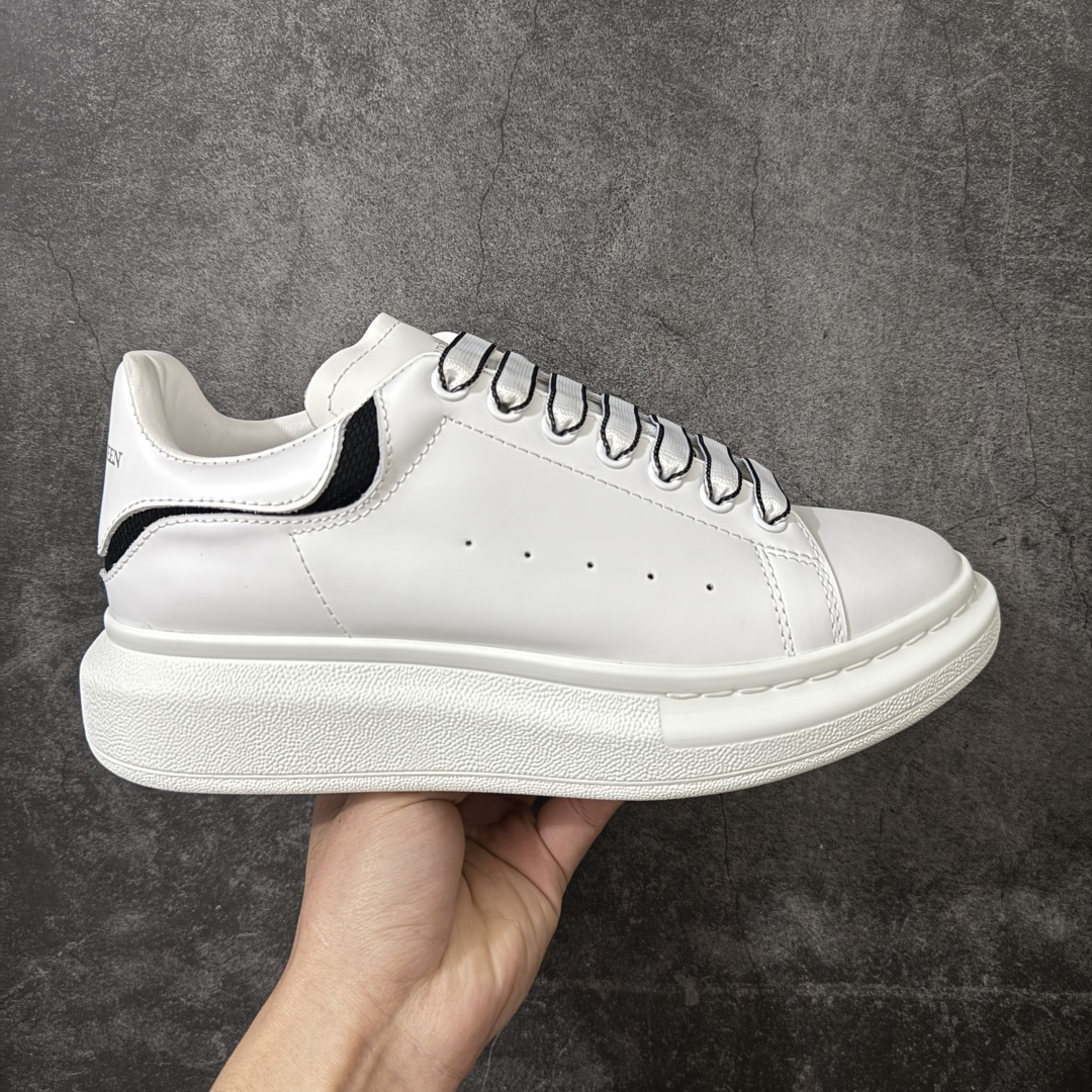 【HT纯原礼盒版】Alexander McQueen/亚历山大麦昆松糕鞋厚底增高小白鞋 白黑网条尾 全市场配色最齐(100+配色) 性价比最高 同价位品质无敌 进口丝绸亚光原版正品 水染羊皮内里 羊皮垫脚 回弹度到位 耐磨又舒适 鞋底厚4.5cm 全套原版包装 配件齐全 官方一致 凹凸定制正品原盒包装 右脚鞋舌嵌入防伪芯片装置 外盒鞋标官方二维码扫码+防伪芯片 尺码：35-45-选品中心