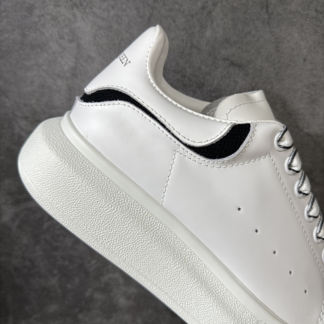 图片[7]-【HT纯原礼盒版】Alexander McQueen/亚历山大麦昆松糕鞋厚底增高小白鞋 白黑网条尾 全市场配色最齐(100+配色) 性价比最高 同价位品质无敌 进口丝绸亚光原版正品 水染羊皮内里 羊皮垫脚 回弹度到位 耐磨又舒适 鞋底厚4.5cm 全套原版包装 配件齐全 官方一致 凹凸定制正品原盒包装 右脚鞋舌嵌入防伪芯片装置 外盒鞋标官方二维码扫码+防伪芯片 尺码：35-45-选品中心