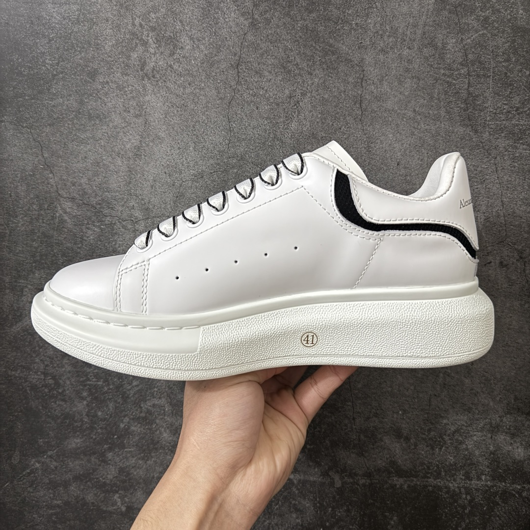 图片[2]-【HT纯原礼盒版】Alexander McQueen/亚历山大麦昆松糕鞋厚底增高小白鞋 白黑网条尾 全市场配色最齐(100+配色) 性价比最高 同价位品质无敌 进口丝绸亚光原版正品 水染羊皮内里 羊皮垫脚 回弹度到位 耐磨又舒适 鞋底厚4.5cm 全套原版包装 配件齐全 官方一致 凹凸定制正品原盒包装 右脚鞋舌嵌入防伪芯片装置 外盒鞋标官方二维码扫码+防伪芯片 尺码：35-45-选品中心