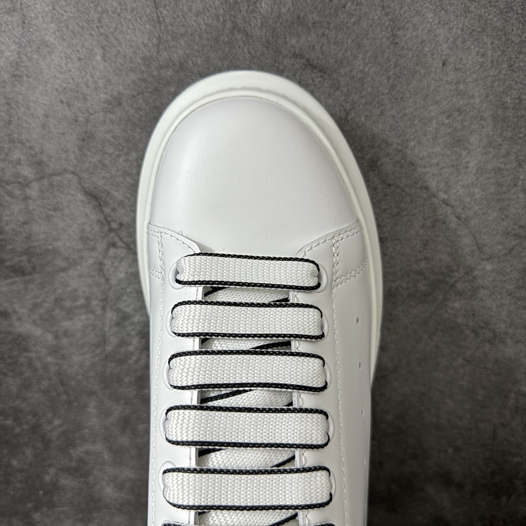 图片[5]-【HT纯原礼盒版】Alexander McQueen/亚历山大麦昆松糕鞋厚底增高小白鞋 白黑网条尾 全市场配色最齐(100+配色) 性价比最高 同价位品质无敌 进口丝绸亚光原版正品 水染羊皮内里 羊皮垫脚 回弹度到位 耐磨又舒适 鞋底厚4.5cm 全套原版包装 配件齐全 官方一致 凹凸定制正品原盒包装 右脚鞋舌嵌入防伪芯片装置 外盒鞋标官方二维码扫码+防伪芯片 尺码：35-45-选品中心