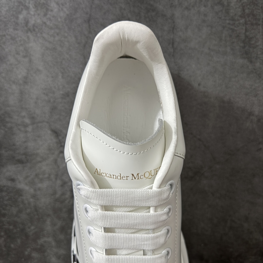 图片[8]-【HT纯原礼盒版】Alexander McQueen/亚历山大麦昆松糕鞋厚底增高小白鞋 白面logo尾 全市场配色最齐(100+配色) 性价比最高 同价位品质无敌 进口丝绸亚光原版正品 水染羊皮内里 羊皮垫脚 回弹度到位 耐磨又舒适 鞋底厚4.5cm 全套原版包装 配件齐全 官方一致 凹凸定制正品原盒包装 右脚鞋舌嵌入防伪芯片装置 外盒鞋标官方二维码扫码+防伪芯片 尺码：40-45-选品中心