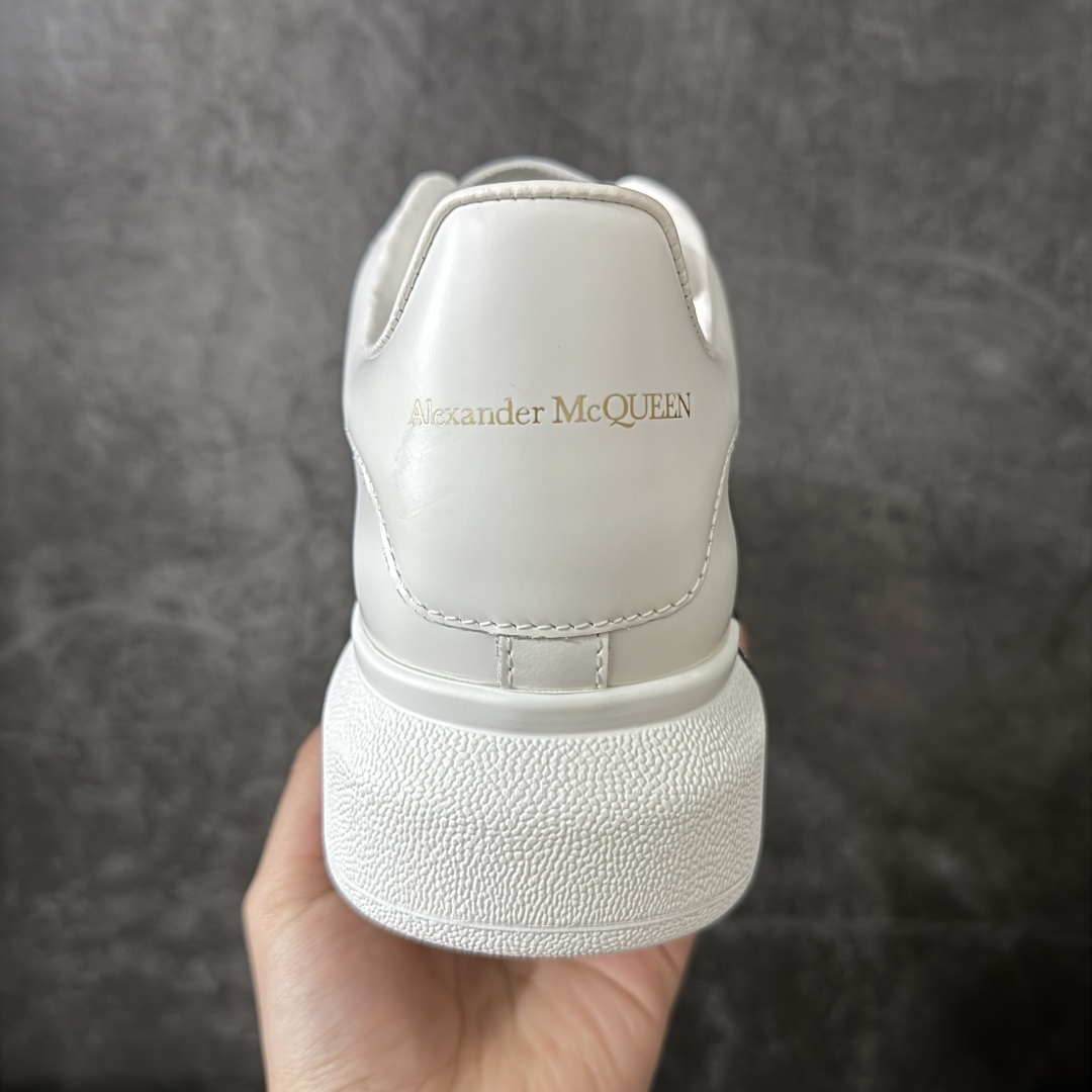 图片[4]-【HT纯原礼盒版】Alexander McQueen/亚历山大麦昆松糕鞋厚底增高小白鞋 白面logo尾 全市场配色最齐(100+配色) 性价比最高 同价位品质无敌 进口丝绸亚光原版正品 水染羊皮内里 羊皮垫脚 回弹度到位 耐磨又舒适 鞋底厚4.5cm 全套原版包装 配件齐全 官方一致 凹凸定制正品原盒包装 右脚鞋舌嵌入防伪芯片装置 外盒鞋标官方二维码扫码+防伪芯片 尺码：40-45-选品中心