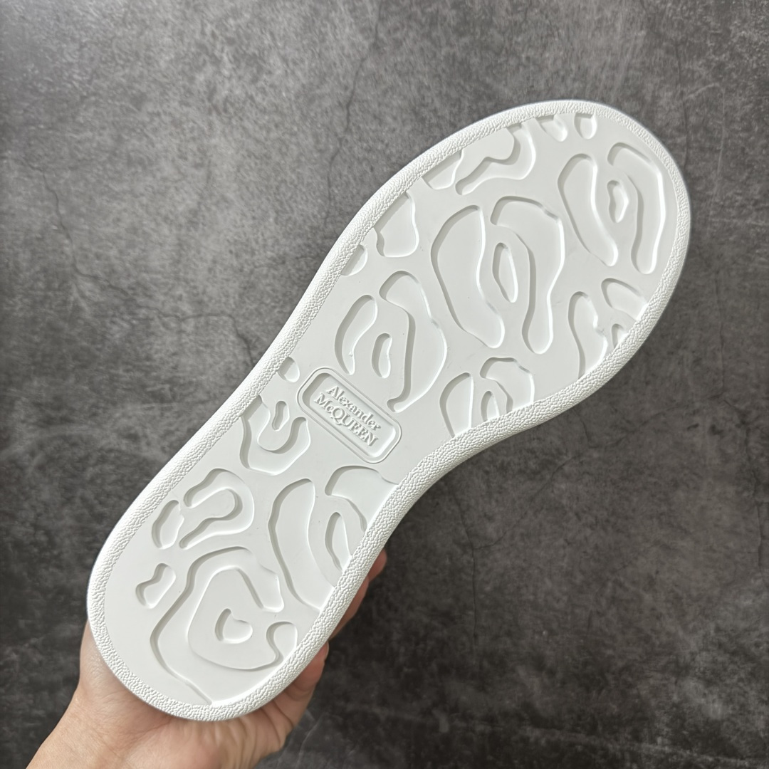 图片[9]-【HT纯原礼盒版】Alexander McQueen/亚历山大麦昆松糕鞋厚底增高小白鞋 白面logo尾 全市场配色最齐(100+配色) 性价比最高 同价位品质无敌 进口丝绸亚光原版正品 水染羊皮内里 羊皮垫脚 回弹度到位 耐磨又舒适 鞋底厚4.5cm 全套原版包装 配件齐全 官方一致 凹凸定制正品原盒包装 右脚鞋舌嵌入防伪芯片装置 外盒鞋标官方二维码扫码+防伪芯片 尺码：40-45-选品中心