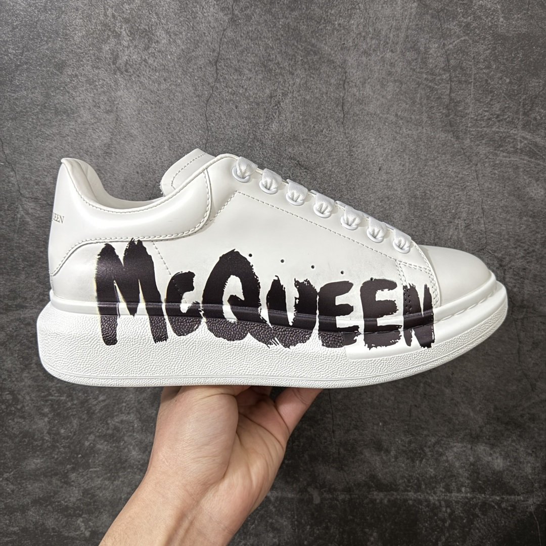 【HT纯原礼盒版】Alexander McQueen/亚历山大麦昆松糕鞋厚底增高小白鞋 白面logo尾 全市场配色最齐(100+配色) 性价比最高 同价位品质无敌 进口丝绸亚光原版正品 水染羊皮内里 羊皮垫脚 回弹度到位 耐磨又舒适 鞋底厚4.5cm 全套原版包装 配件齐全 官方一致 凹凸定制正品原盒包装 右脚鞋舌嵌入防伪芯片装置 外盒鞋标官方二维码扫码+防伪芯片 尺码：40-45-选品中心