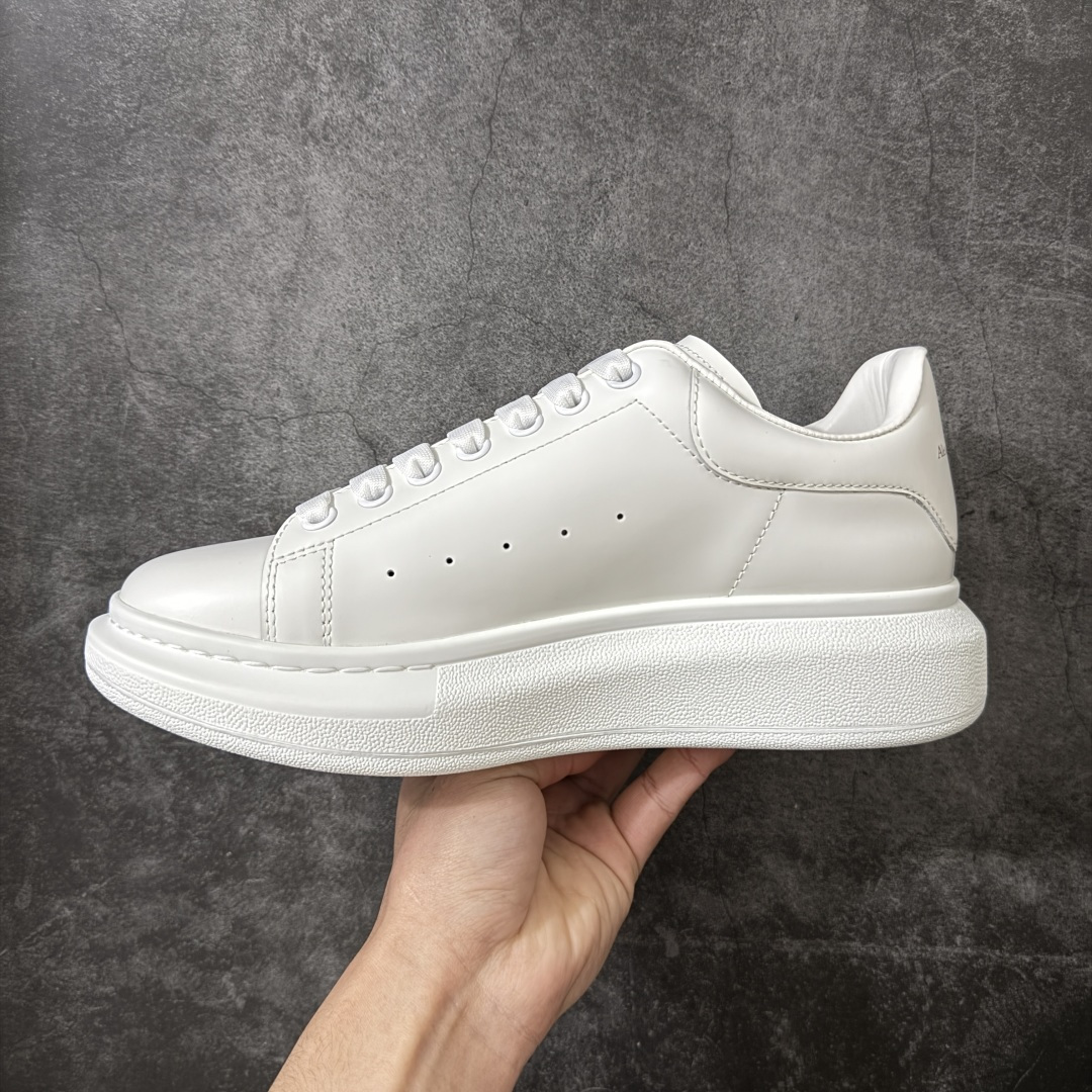 图片[2]-【HT纯原礼盒版】Alexander McQueen/亚历山大麦昆松糕鞋厚底增高小白鞋 白面logo尾 全市场配色最齐(100+配色) 性价比最高 同价位品质无敌 进口丝绸亚光原版正品 水染羊皮内里 羊皮垫脚 回弹度到位 耐磨又舒适 鞋底厚4.5cm 全套原版包装 配件齐全 官方一致 凹凸定制正品原盒包装 右脚鞋舌嵌入防伪芯片装置 外盒鞋标官方二维码扫码+防伪芯片 尺码：40-45-选品中心