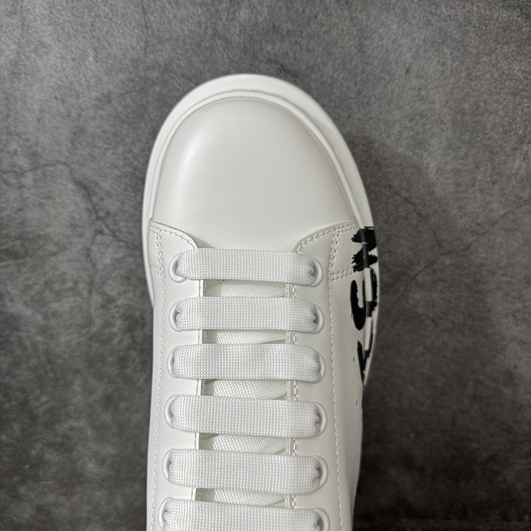 图片[5]-【HT纯原礼盒版】Alexander McQueen/亚历山大麦昆松糕鞋厚底增高小白鞋 白面logo尾 全市场配色最齐(100+配色) 性价比最高 同价位品质无敌 进口丝绸亚光原版正品 水染羊皮内里 羊皮垫脚 回弹度到位 耐磨又舒适 鞋底厚4.5cm 全套原版包装 配件齐全 官方一致 凹凸定制正品原盒包装 右脚鞋舌嵌入防伪芯片装置 外盒鞋标官方二维码扫码+防伪芯片 尺码：40-45-选品中心