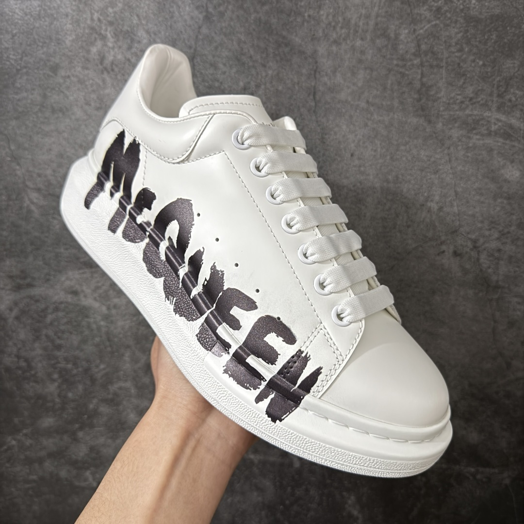 图片[3]-【HT纯原礼盒版】Alexander McQueen/亚历山大麦昆松糕鞋厚底增高小白鞋 白面logo尾 全市场配色最齐(100+配色) 性价比最高 同价位品质无敌 进口丝绸亚光原版正品 水染羊皮内里 羊皮垫脚 回弹度到位 耐磨又舒适 鞋底厚4.5cm 全套原版包装 配件齐全 官方一致 凹凸定制正品原盒包装 右脚鞋舌嵌入防伪芯片装置 外盒鞋标官方二维码扫码+防伪芯片 尺码：40-45-选品中心