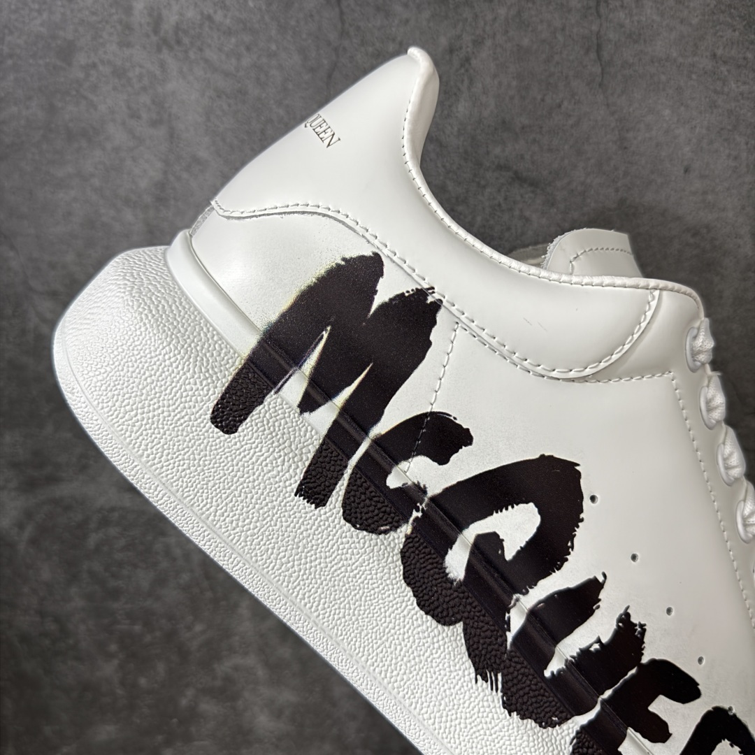 图片[7]-【HT纯原礼盒版】Alexander McQueen/亚历山大麦昆松糕鞋厚底增高小白鞋 白面logo尾 全市场配色最齐(100+配色) 性价比最高 同价位品质无敌 进口丝绸亚光原版正品 水染羊皮内里 羊皮垫脚 回弹度到位 耐磨又舒适 鞋底厚4.5cm 全套原版包装 配件齐全 官方一致 凹凸定制正品原盒包装 右脚鞋舌嵌入防伪芯片装置 外盒鞋标官方二维码扫码+防伪芯片 尺码：40-45-选品中心