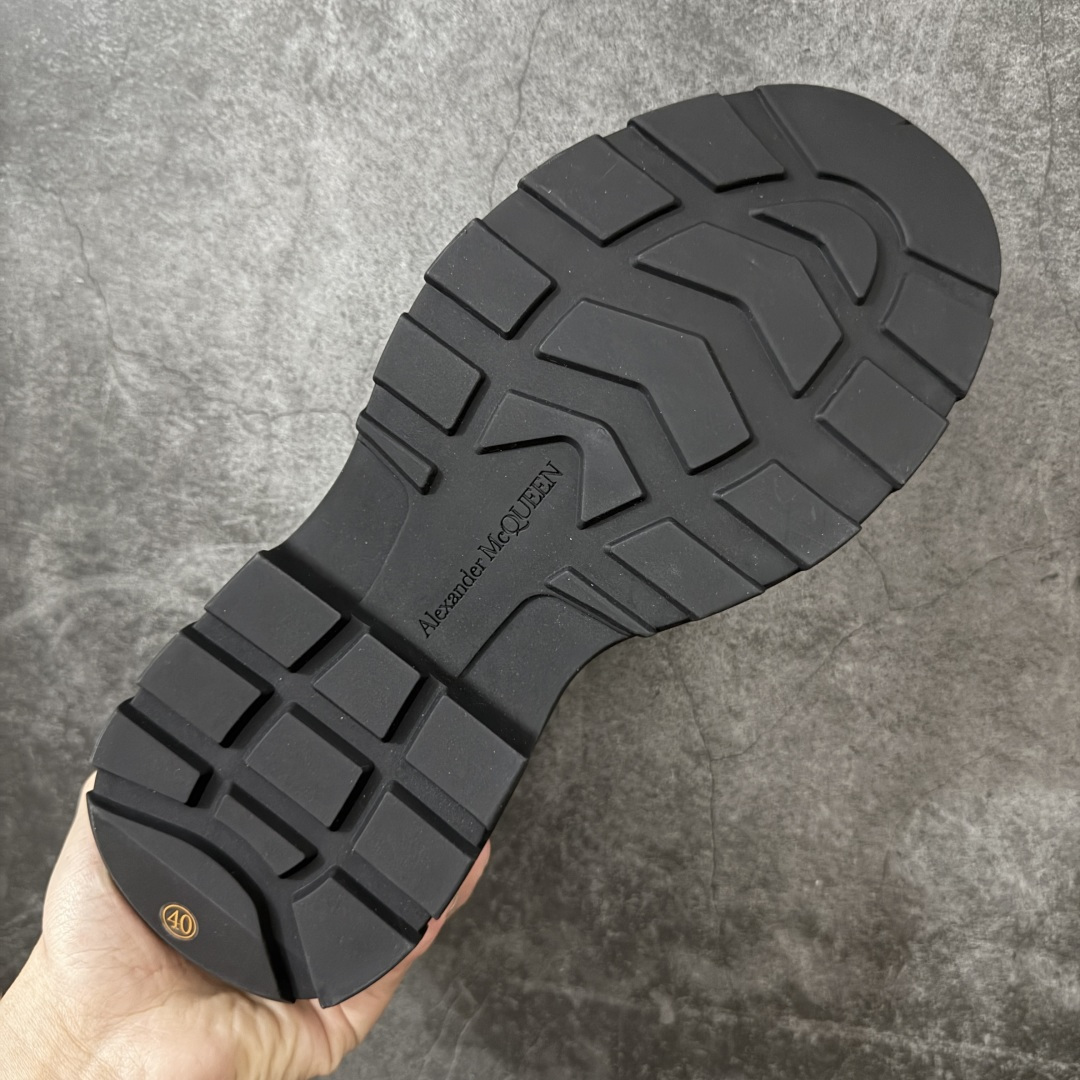 图片[9]-【HT纯原礼盒版】Alexander McQueen/亚历山大麦昆松糕鞋厚底增高小白鞋 帆布鞋 麦昆二代黑色 全市场配色最齐(100+配色) 性价比最高 同价位品质无敌 进口丝绸亚光原版正品 水染羊皮内里 羊皮垫脚 回弹度到位 耐磨又舒适 鞋底厚4.5cm 全套原版包装 配件齐全 官方一致 凹凸定制正品原盒包装 右脚鞋舌嵌入防伪芯片装置 外盒鞋标官方二维码扫码+防伪芯片 尺码：35-45-选品中心