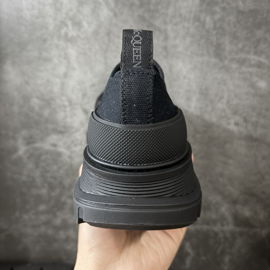 图片[4]-【HT纯原礼盒版】Alexander McQueen/亚历山大麦昆松糕鞋厚底增高小白鞋 帆布鞋 麦昆二代黑色 全市场配色最齐(100+配色) 性价比最高 同价位品质无敌 进口丝绸亚光原版正品 水染羊皮内里 羊皮垫脚 回弹度到位 耐磨又舒适 鞋底厚4.5cm 全套原版包装 配件齐全 官方一致 凹凸定制正品原盒包装 右脚鞋舌嵌入防伪芯片装置 外盒鞋标官方二维码扫码+防伪芯片 尺码：35-45-选品中心