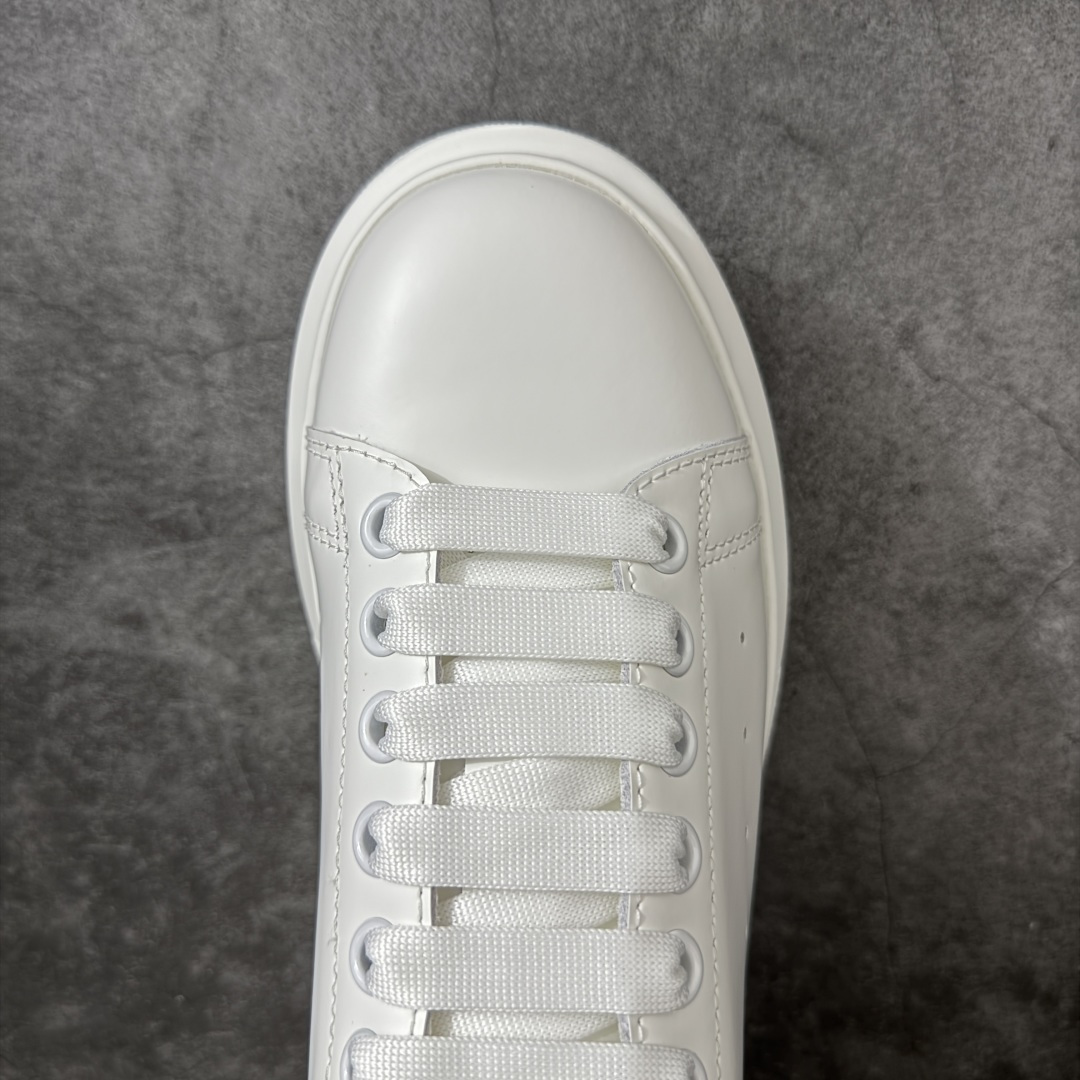 图片[5]-【HT纯原礼盒版】Alexander McQueen/亚历山大麦昆松糕鞋厚底增高小白鞋 滴胶黑玫瑰尾 全市场配色最齐(100+配色) 性价比最高 同价位品质无敌 进口丝绸亚光原版正品 水染羊皮内里 羊皮垫脚 回弹度到位 耐磨又舒适 鞋底厚4.5cm 全套原版包装 配件齐全 官方一致 凹凸定制正品原盒包装 右脚鞋舌嵌入防伪芯片装置 外盒鞋标官方二维码扫码+防伪芯片 尺码：40-45-选品中心