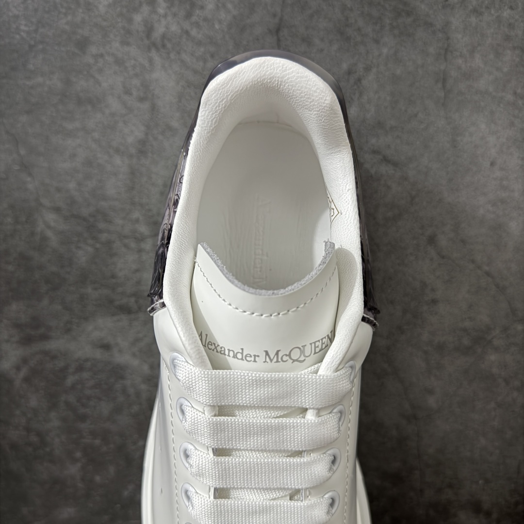 图片[8]-【HT纯原礼盒版】Alexander McQueen/亚历山大麦昆松糕鞋厚底增高小白鞋 滴胶黑玫瑰尾 全市场配色最齐(100+配色) 性价比最高 同价位品质无敌 进口丝绸亚光原版正品 水染羊皮内里 羊皮垫脚 回弹度到位 耐磨又舒适 鞋底厚4.5cm 全套原版包装 配件齐全 官方一致 凹凸定制正品原盒包装 右脚鞋舌嵌入防伪芯片装置 外盒鞋标官方二维码扫码+防伪芯片 尺码：40-45-选品中心
