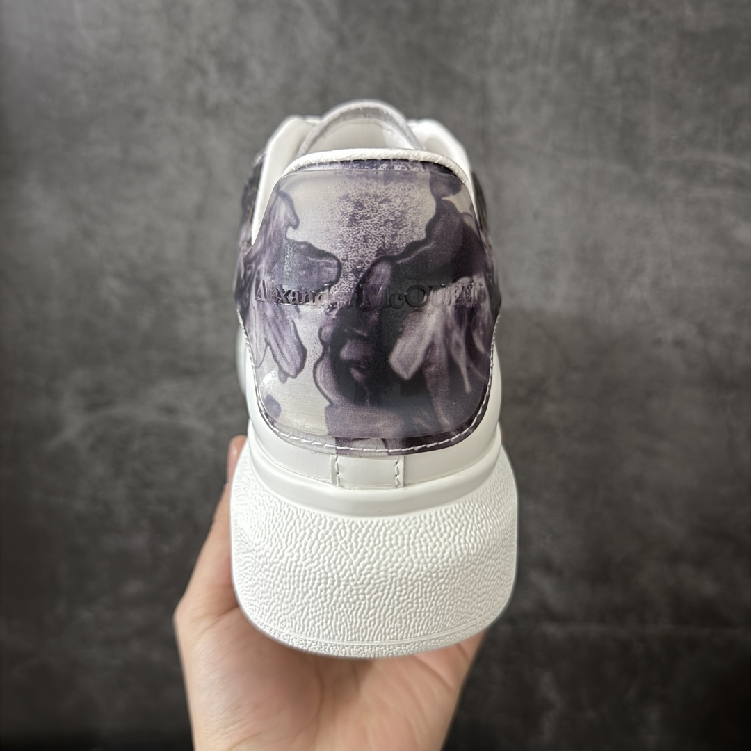 图片[4]-【HT纯原礼盒版】Alexander McQueen/亚历山大麦昆松糕鞋厚底增高小白鞋 滴胶黑玫瑰尾 全市场配色最齐(100+配色) 性价比最高 同价位品质无敌 进口丝绸亚光原版正品 水染羊皮内里 羊皮垫脚 回弹度到位 耐磨又舒适 鞋底厚4.5cm 全套原版包装 配件齐全 官方一致 凹凸定制正品原盒包装 右脚鞋舌嵌入防伪芯片装置 外盒鞋标官方二维码扫码+防伪芯片 尺码：40-45-选品中心