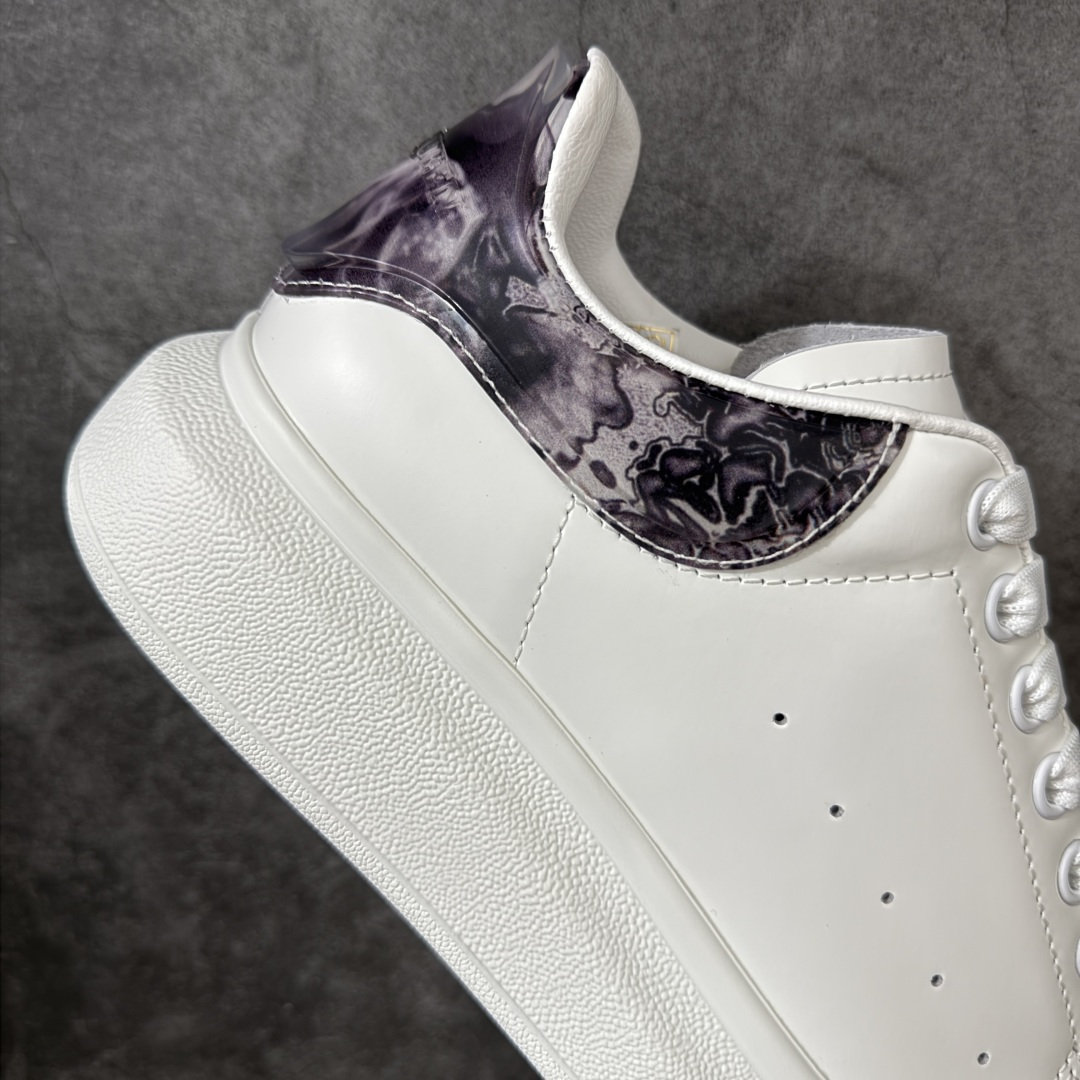 图片[7]-【HT纯原礼盒版】Alexander McQueen/亚历山大麦昆松糕鞋厚底增高小白鞋 滴胶黑玫瑰尾 全市场配色最齐(100+配色) 性价比最高 同价位品质无敌 进口丝绸亚光原版正品 水染羊皮内里 羊皮垫脚 回弹度到位 耐磨又舒适 鞋底厚4.5cm 全套原版包装 配件齐全 官方一致 凹凸定制正品原盒包装 右脚鞋舌嵌入防伪芯片装置 外盒鞋标官方二维码扫码+防伪芯片 尺码：40-45-选品中心