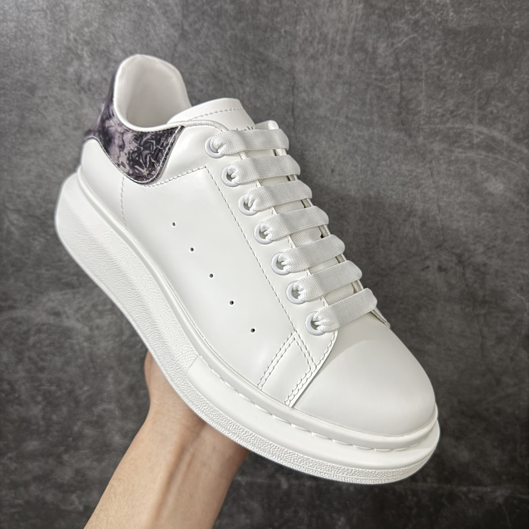 图片[3]-【HT纯原礼盒版】Alexander McQueen/亚历山大麦昆松糕鞋厚底增高小白鞋 滴胶黑玫瑰尾 全市场配色最齐(100+配色) 性价比最高 同价位品质无敌 进口丝绸亚光原版正品 水染羊皮内里 羊皮垫脚 回弹度到位 耐磨又舒适 鞋底厚4.5cm 全套原版包装 配件齐全 官方一致 凹凸定制正品原盒包装 右脚鞋舌嵌入防伪芯片装置 外盒鞋标官方二维码扫码+防伪芯片 尺码：40-45-选品中心