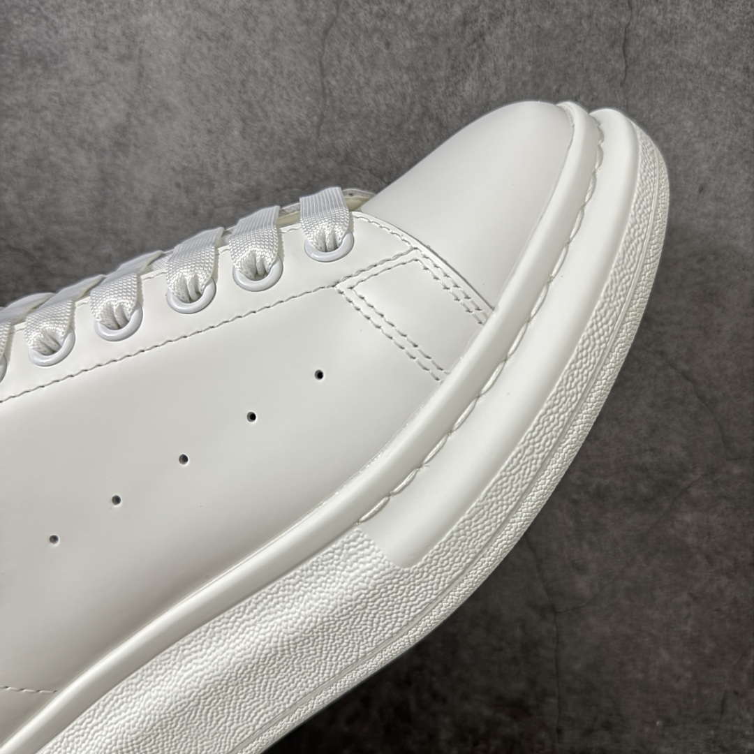 图片[6]-【HT纯原礼盒版】Alexander McQueen/亚历山大麦昆松糕鞋厚底增高小白鞋 滴胶黑玫瑰尾 全市场配色最齐(100+配色) 性价比最高 同价位品质无敌 进口丝绸亚光原版正品 水染羊皮内里 羊皮垫脚 回弹度到位 耐磨又舒适 鞋底厚4.5cm 全套原版包装 配件齐全 官方一致 凹凸定制正品原盒包装 右脚鞋舌嵌入防伪芯片装置 外盒鞋标官方二维码扫码+防伪芯片 尺码：40-45-选品中心