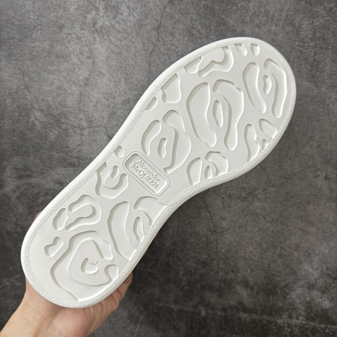 图片[9]-【HT纯原礼盒版】Alexander McQueen/亚历山大麦昆松糕鞋厚底增高小白鞋 滴胶黑玫瑰尾 全市场配色最齐(100+配色) 性价比最高 同价位品质无敌 进口丝绸亚光原版正品 水染羊皮内里 羊皮垫脚 回弹度到位 耐磨又舒适 鞋底厚4.5cm 全套原版包装 配件齐全 官方一致 凹凸定制正品原盒包装 右脚鞋舌嵌入防伪芯片装置 外盒鞋标官方二维码扫码+防伪芯片 尺码：40-45-选品中心