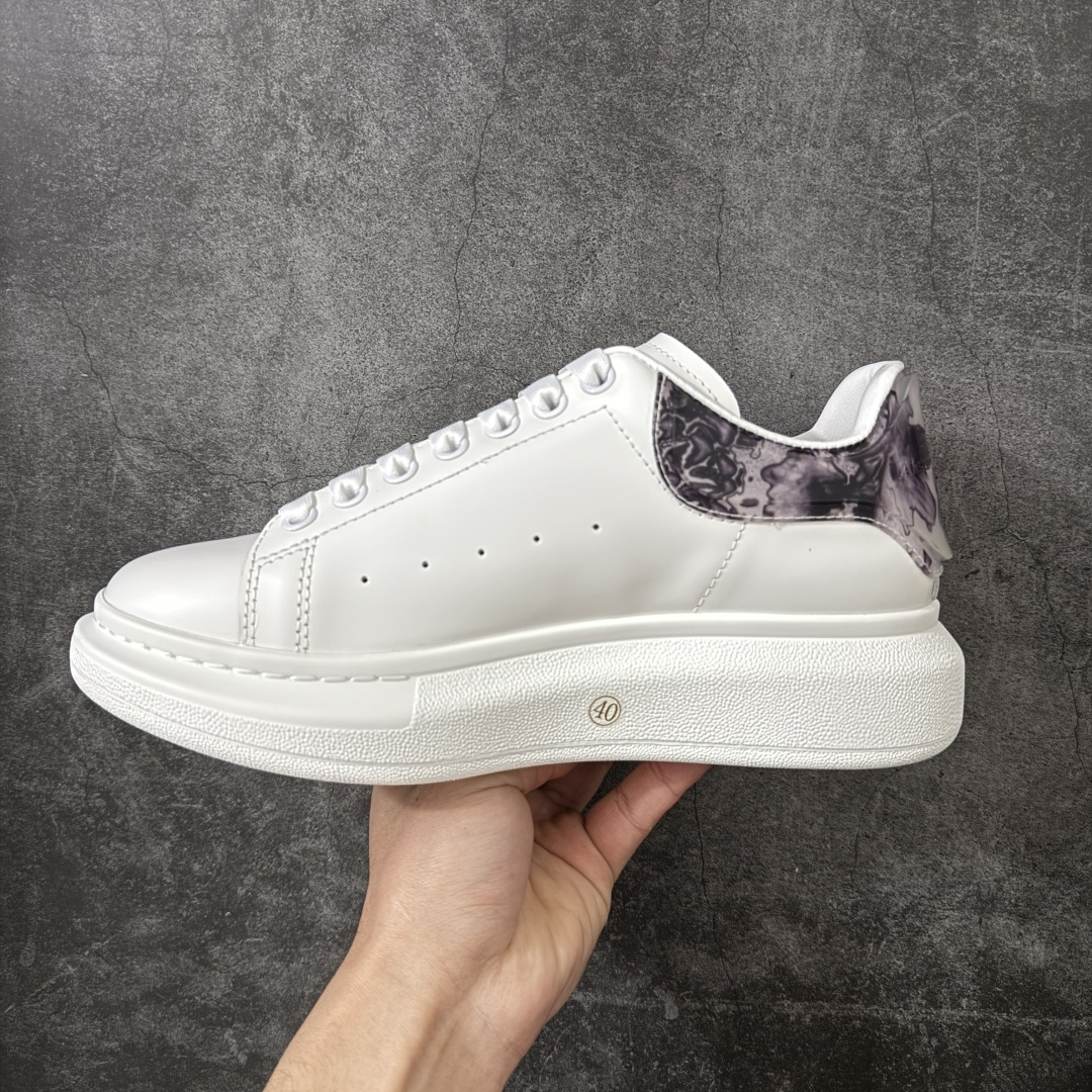 图片[2]-【HT纯原礼盒版】Alexander McQueen/亚历山大麦昆松糕鞋厚底增高小白鞋 滴胶黑玫瑰尾 全市场配色最齐(100+配色) 性价比最高 同价位品质无敌 进口丝绸亚光原版正品 水染羊皮内里 羊皮垫脚 回弹度到位 耐磨又舒适 鞋底厚4.5cm 全套原版包装 配件齐全 官方一致 凹凸定制正品原盒包装 右脚鞋舌嵌入防伪芯片装置 外盒鞋标官方二维码扫码+防伪芯片 尺码：40-45-选品中心